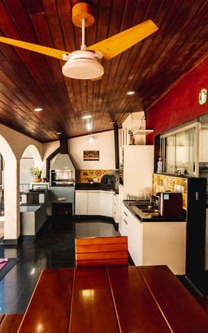Casa à venda com 1450m², 3 quartos e 5 vagas Casa à venda com 1450m², 3 quartos e 5 vagasÁrea Gourmet