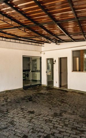 Casa à venda com 1450m², 3 quartos e 5 vagas Casa à venda com 1450m², 3 quartos e 5 vagasGaragem
