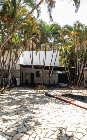 Casa à venda com 1450m², 3 quartos e 5 vagas Casa à venda com 1450m², 3 quartos e 5 vagasPiscina