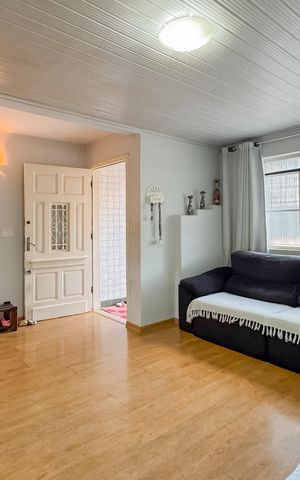 Casa à venda com 160m², 4 quartos e sem vaga Casa à venda com 160m², 4 quartos e sem vagaSala