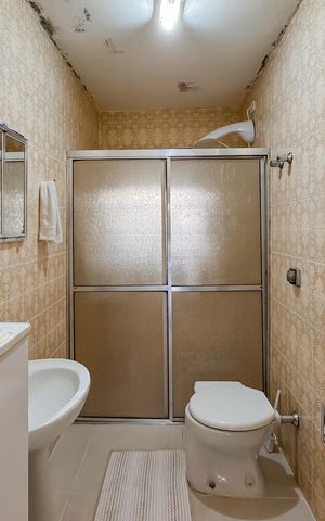 Casa à venda com 160m², 4 quartos e sem vaga Casa à venda com 160m², 4 quartos e sem vagaBanheiro
