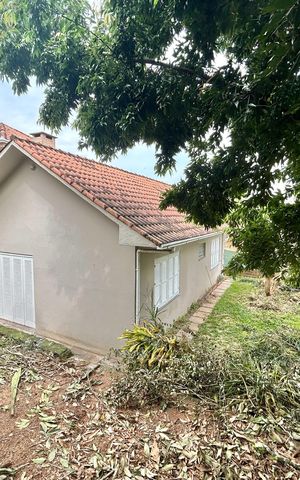 Casa à venda com 200m², 4 quartos e 1 vaga Casa à venda com 200m², 4 quartos e 1 vagaFachada