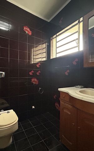Casa à venda com 200m², 4 quartos e 1 vaga Casa à venda com 200m², 4 quartos e 1 vagaBanheiro