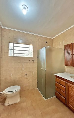 Casa à venda com 200m², 4 quartos e 1 vaga Casa à venda com 200m², 4 quartos e 1 vagaBanheiro 2