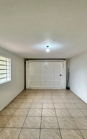Casa à venda com 200m², 4 quartos e 1 vaga Casa à venda com 200m², 4 quartos e 1 vagaGaragem