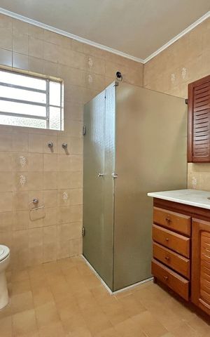Casa à venda com 200m², 4 quartos e 1 vaga Casa à venda com 200m², 4 quartos e 1 vagaBanheiro 2
