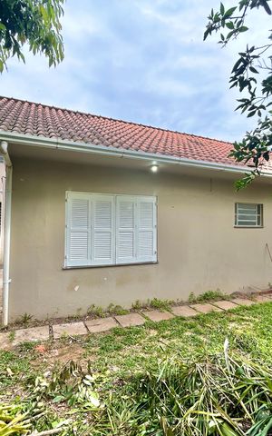 Casa à venda com 200m², 4 quartos e 1 vaga Casa à venda com 200m², 4 quartos e 1 vagaFachada