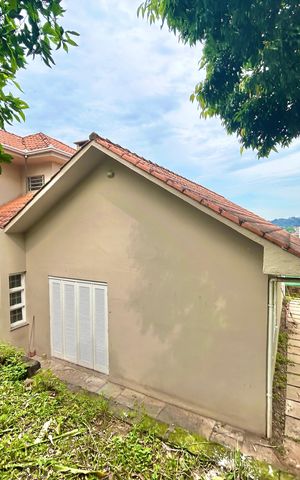 Casa à venda com 200m², 4 quartos e 1 vaga Casa à venda com 200m², 4 quartos e 1 vagaFachada