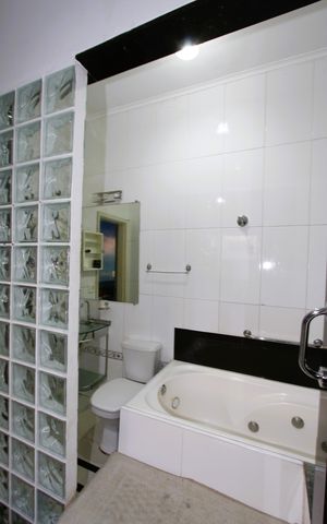 Casa à venda com 350m², 7 quartos e 4 vagasBanheiro do Quarto 2