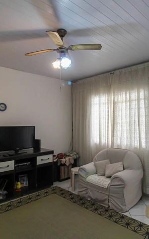 Casa à venda com 80m², 3 quartos e 10 vagas Casa à venda com 80m², 3 quartos e 10 vagasSala