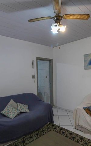Casa à venda com 80m², 3 quartos e 10 vagas Casa à venda com 80m², 3 quartos e 10 vagasSala