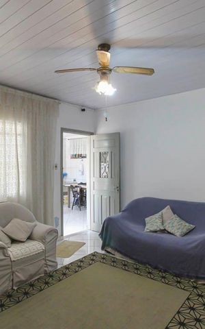Casa à venda com 80m², 3 quartos e 10 vagas Casa à venda com 80m², 3 quartos e 10 vagasSala