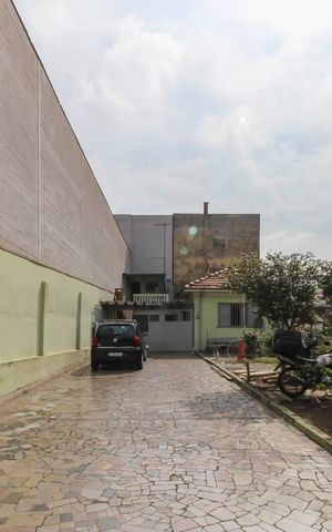 Casa à venda com 80m², 3 quartos e 10 vagas Casa à venda com 80m², 3 quartos e 10 vagasGaragem