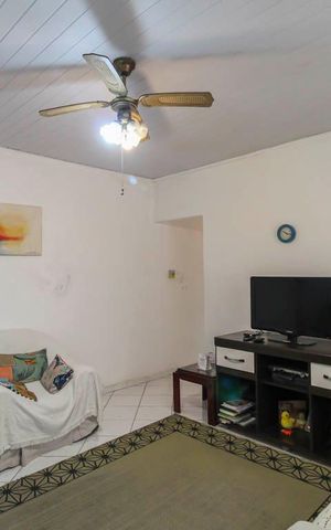 Casa à venda com 80m², 3 quartos e 10 vagas Casa à venda com 80m², 3 quartos e 10 vagasSala