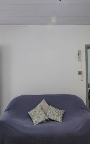 Casa à venda com 80m², 3 quartos e 10 vagas Casa à venda com 80m², 3 quartos e 10 vagasSala