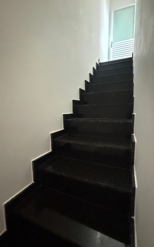 Apartamento à venda com 105m², 2 quartos e 1 vaga Apartamento à venda com 105m², 2 quartos e 1 vagaEscada