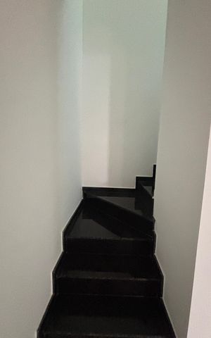 Apartamento à venda com 105m², 2 quartos e 1 vaga Apartamento à venda com 105m², 2 quartos e 1 vagaEscada