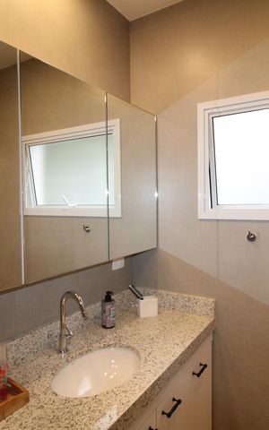 Casa à venda com 160m², 2 quartos e 2 vagasBanheiro Suíte 1