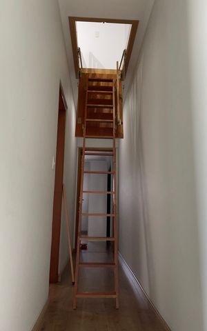 Casa à venda com 192m², 3 quartos e 3 vagas Casa à venda com 192m², 3 quartos e 3 vagasSótão