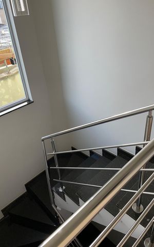 Casa à venda com 192m², 3 quartos e 3 vagas Casa à venda com 192m², 3 quartos e 3 vagasEscada