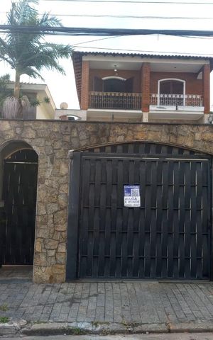 Casa para alugar com 306m², 4 quartos e 7 vagas Casa para alugar com 306m², 4 quartos e 7 vagasFachada / Placa