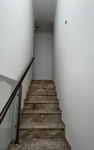 Casa à venda com 100m², 3 quartos e 2 vagasEscada