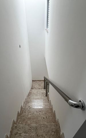 Casa à venda com 100m², 3 quartos e 2 vagasEscada