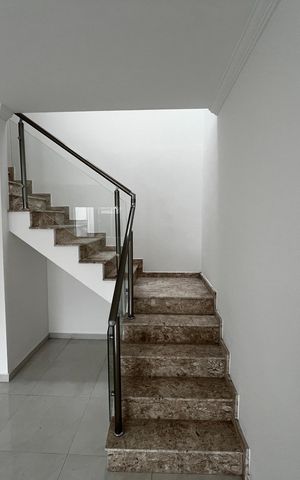 Casa à venda com 100m², 3 quartos e 2 vagasEscada
