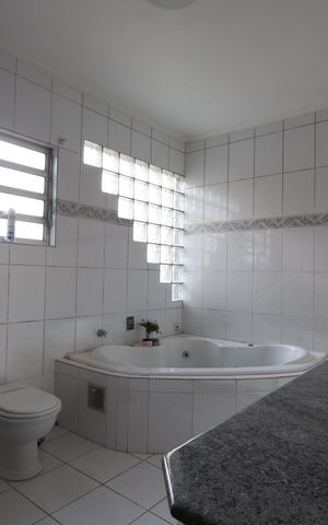 Casa à venda com 240m², 3 quartos e 4 vagasBanheiro da Suíte 2