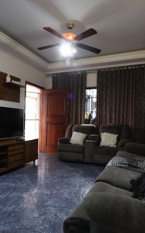 Casa à venda com 240m², 3 quartos e 4 vagasSala