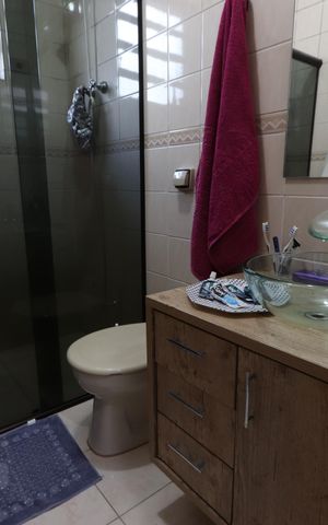 Casa à venda com 240m², 3 quartos e 4 vagasBanheiro da Suíte 1