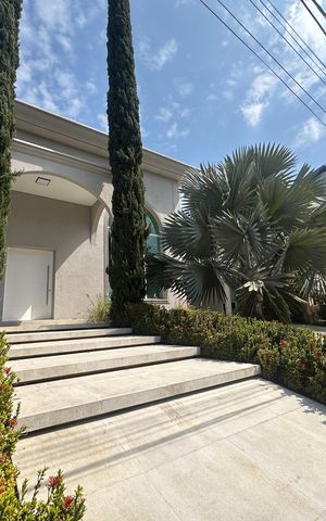Casa para alugar com 412m², 4 quartos e 4 vagas Casa para alugar com 412m², 4 quartos e 4 vagasFachada