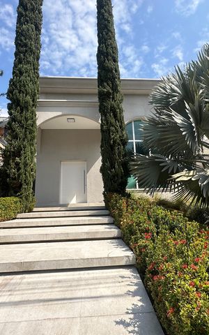 Casa para alugar com 412m², 4 quartos e 4 vagas Casa para alugar com 412m², 4 quartos e 4 vagasFachada