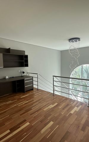 Casa para alugar com 412m², 4 quartos e 4 vagas Casa para alugar com 412m², 4 quartos e 4 vagasHall