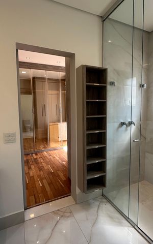 Casa para alugar com 412m², 4 quartos e 4 vagas Casa para alugar com 412m², 4 quartos e 4 vagasBanheiro do closet