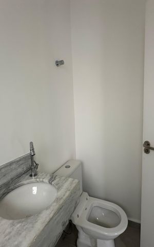 Casa para alugar com 412m², 4 quartos e 4 vagas Casa para alugar com 412m², 4 quartos e 4 vagasBanheiro de serviço