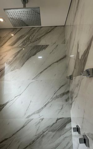 Casa para alugar com 412m², 4 quartos e 4 vagas Casa para alugar com 412m², 4 quartos e 4 vagasBanheiro da Suíte 1