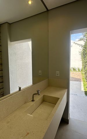 Casa para alugar com 412m², 4 quartos e 4 vagas Casa para alugar com 412m², 4 quartos e 4 vagasBanheiro Social