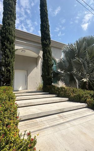 Casa para alugar com 412m², 4 quartos e 4 vagas Casa para alugar com 412m², 4 quartos e 4 vagasFachada