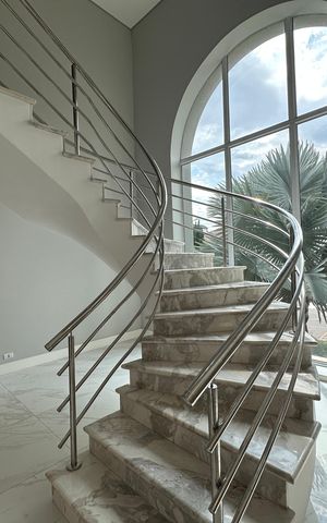 Casa para alugar com 412m², 4 quartos e 4 vagas Casa para alugar com 412m², 4 quartos e 4 vagasEscada