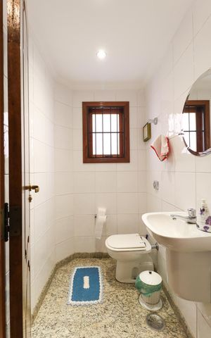 Casa de condomínio à venda com 600m², 6 quartos e 6 vagas Casa de condomínio à venda com 600m², 6 quartos e 6 vagasLavabo