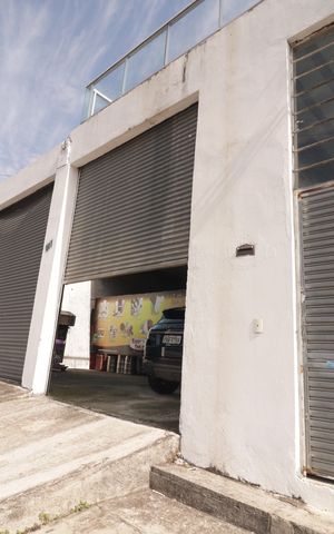 Casa à venda com 293m², 4 quartos e 6 vagasFachada