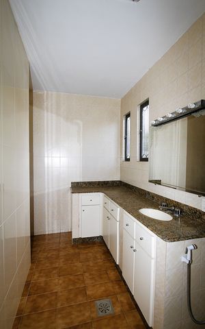Casa à venda com 366m², 4 quartos e 6 vagasBanheiro da Suíte 1