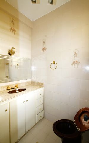 Casa à venda com 366m², 4 quartos e 6 vagasBanheiro Social
