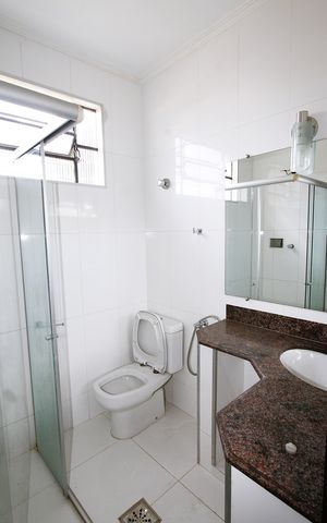 Casa à venda com 366m², 4 quartos e 6 vagasBanheiro da Suíte 2