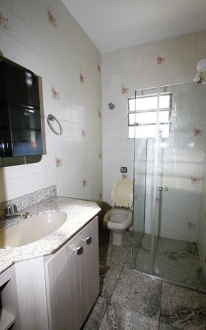 Casa à venda com 366m², 4 quartos e 6 vagasBanheiro Social 2