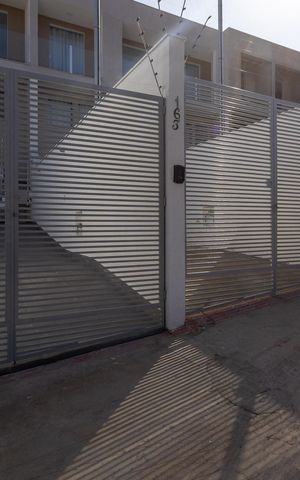 Casa à venda com 90m², 2 quartos e 2 vagas Casa à venda com 90m², 2 quartos e 2 vagasFachada