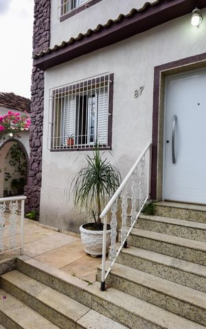 Casa de condomínio à venda com 625m², 4 quartos e 2 vagas Casa de condomínio à venda com 625m², 4 quartos e 2 vagasFachada