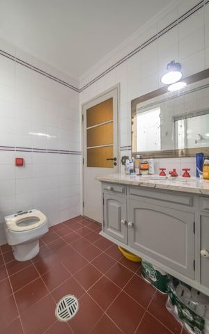Casa à venda com 190m², 3 quartos e 2 vagasBanheiro Social