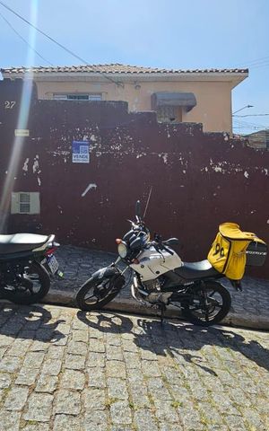 Casa à venda com 150m², 4 quartos e 2 vagas Casa à venda com 150m², 4 quartos e 2 vagasFachada